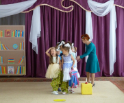 Затем ребята весело бежали в школу